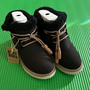 Sanuk Black and Tan Cozy Vibes Boots